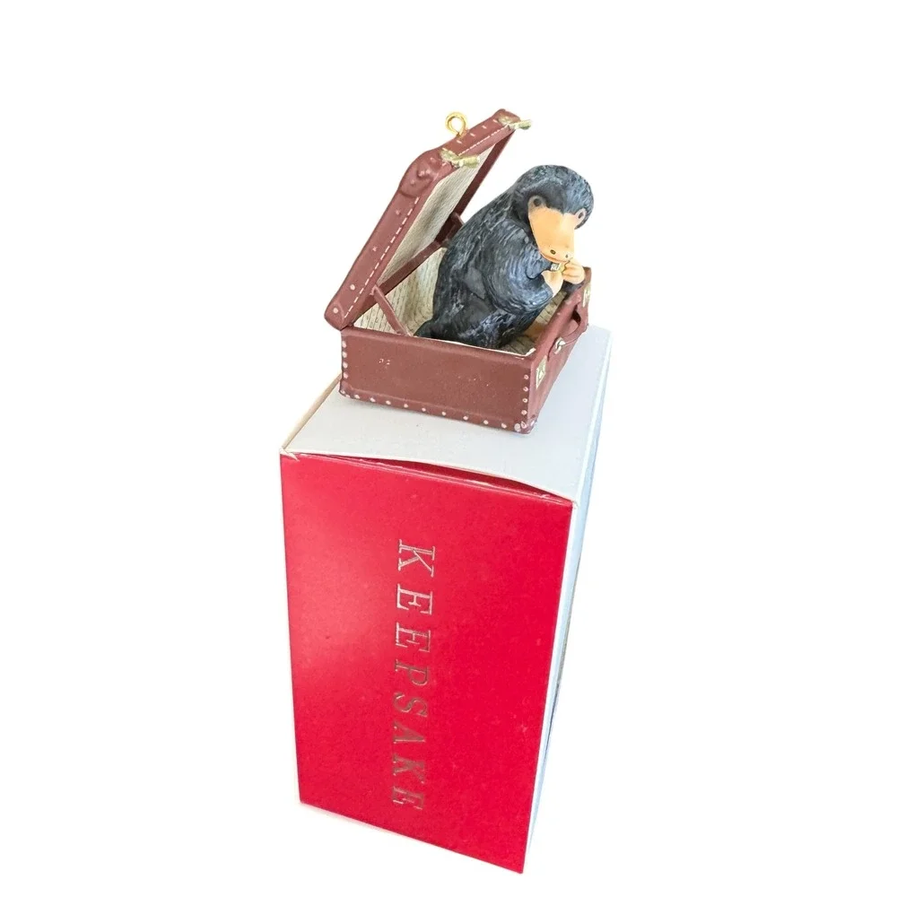 Hallmark Keepsake 2018 Fantastic Beasts Newt Scamander Niffler Ornament